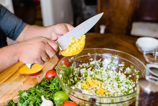 Salsa maison à la mangue, coriandre et menthe, une collation rafraîchissante et aromatique, idéale comme dip ayurvédique.